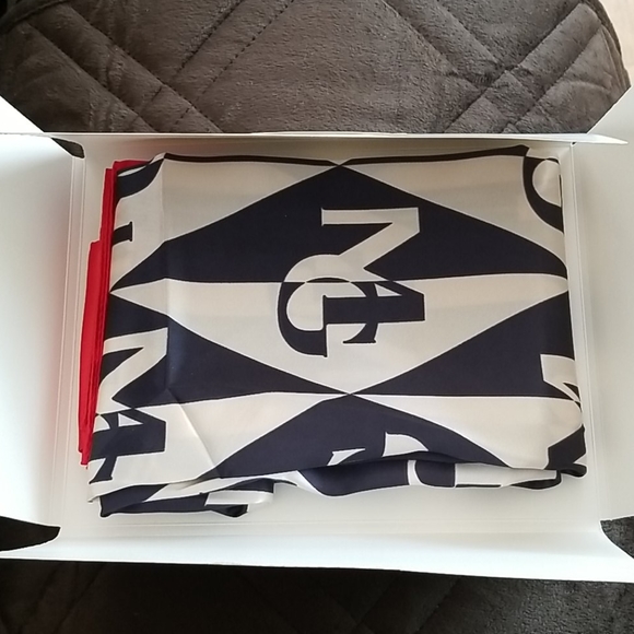 Maxglam Scarf - Picture 2 of 4